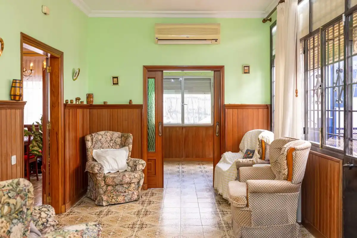 Wohnzimmer von Einfamilien-Reihenhaus zum Verkauf in Dos Hermanas mit Klimaanlage, Heizung und Privatgarten