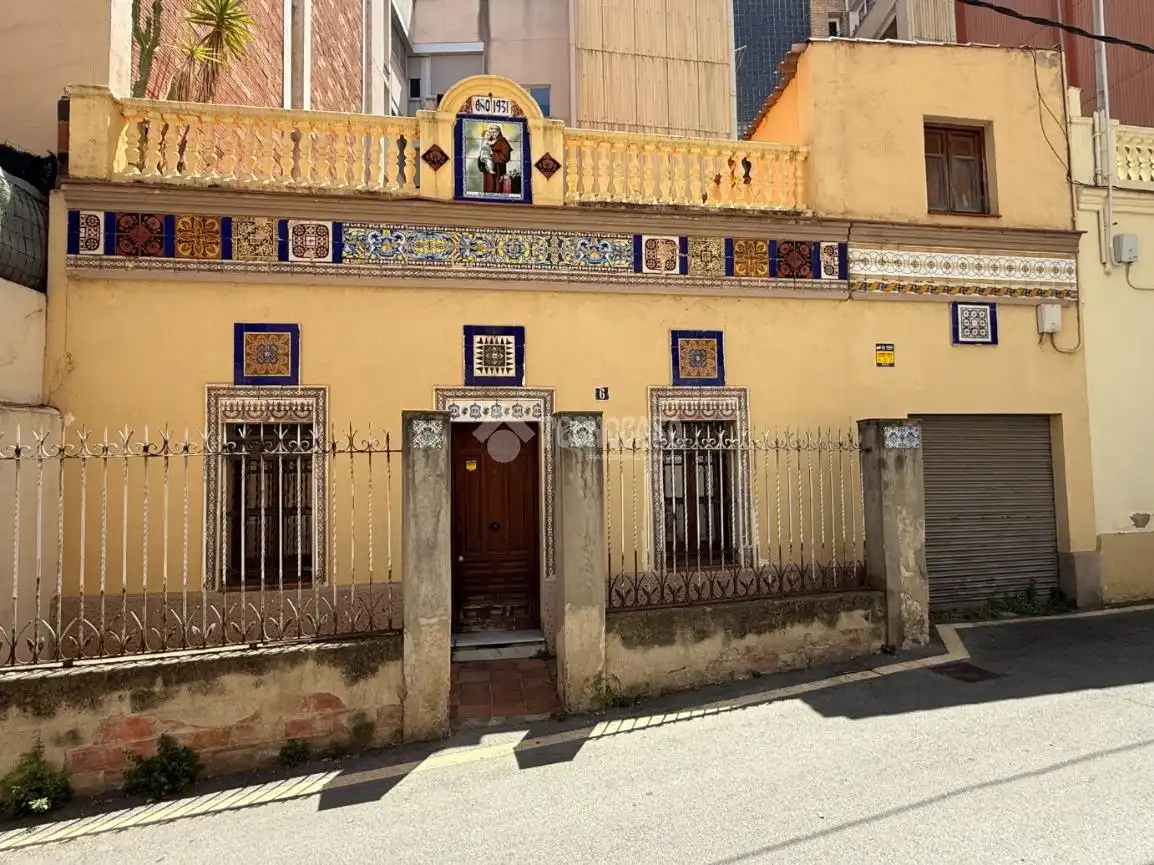 Außenansicht von Einfamilien-Reihenhaus zum Verkauf in Barcelona mit Klimaanlage und Terrasse
