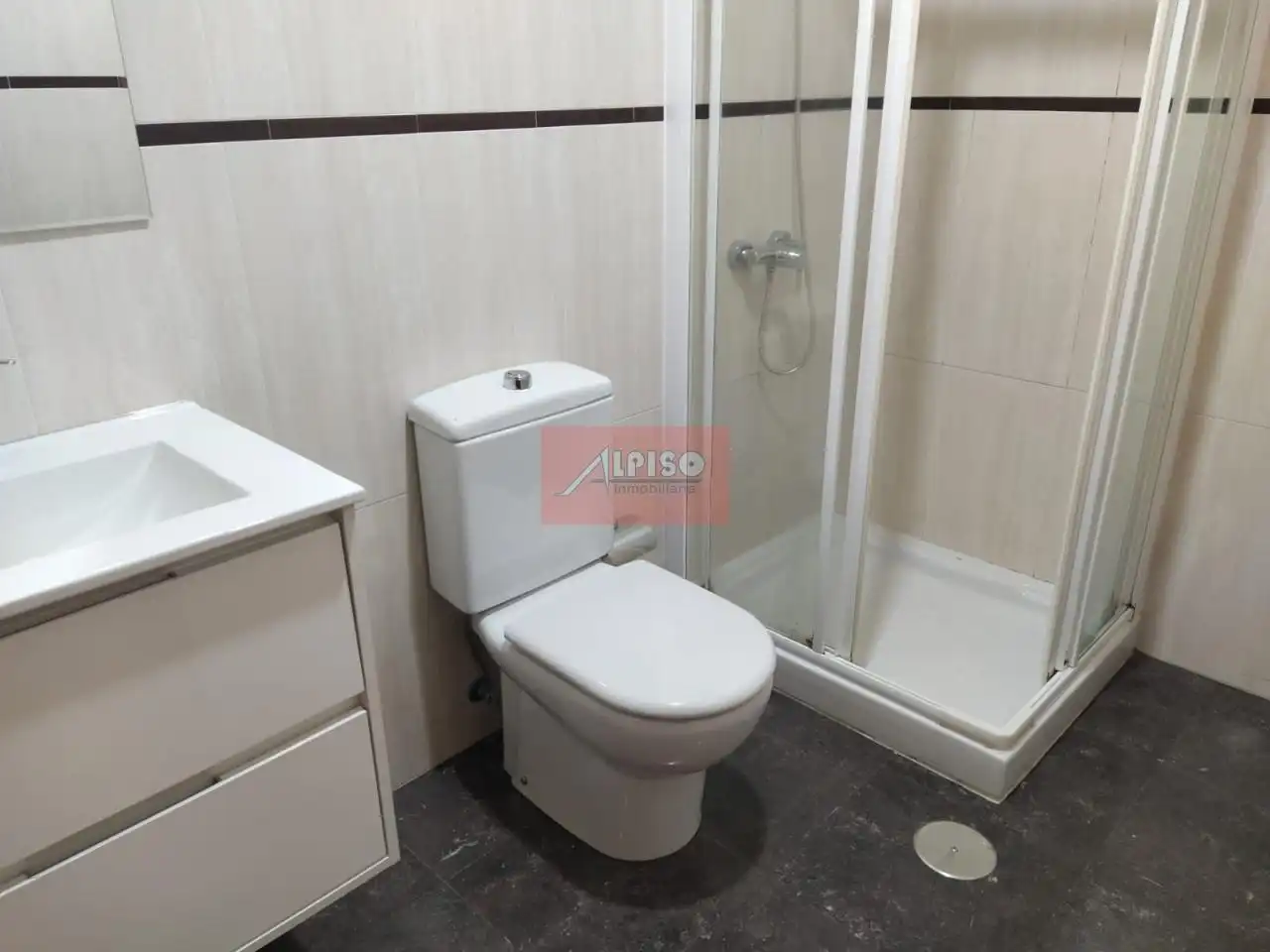 Bathroom of Apartments for rent in Ourense Capital   with Heating, Parquet flooring and Terrace