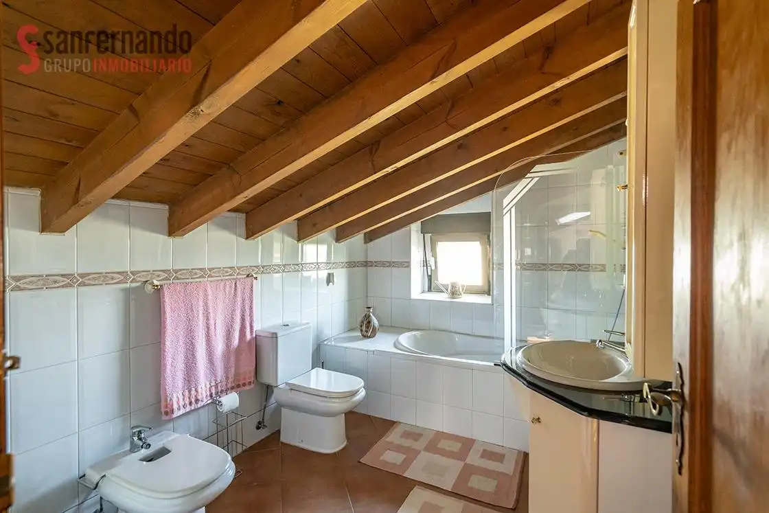 Badezimmer von Haus oder Chalet zum Verkauf in Torrelavega  mit Heizung, Privatgarten und Terrasse