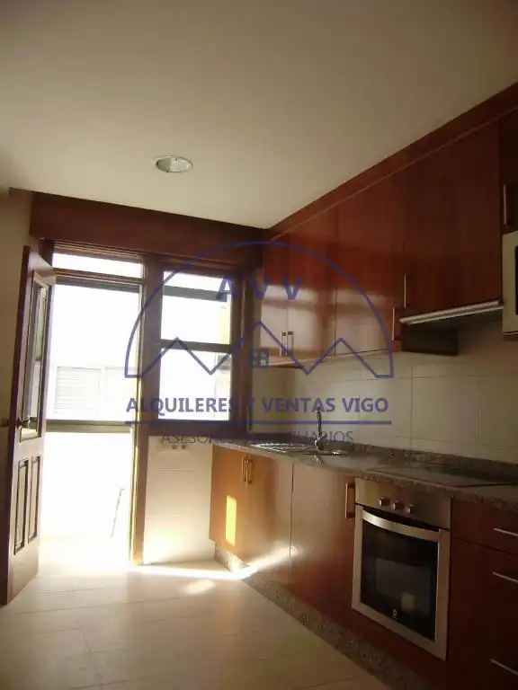 Cocina de Piso de alquiler en Vigo  con Parquet