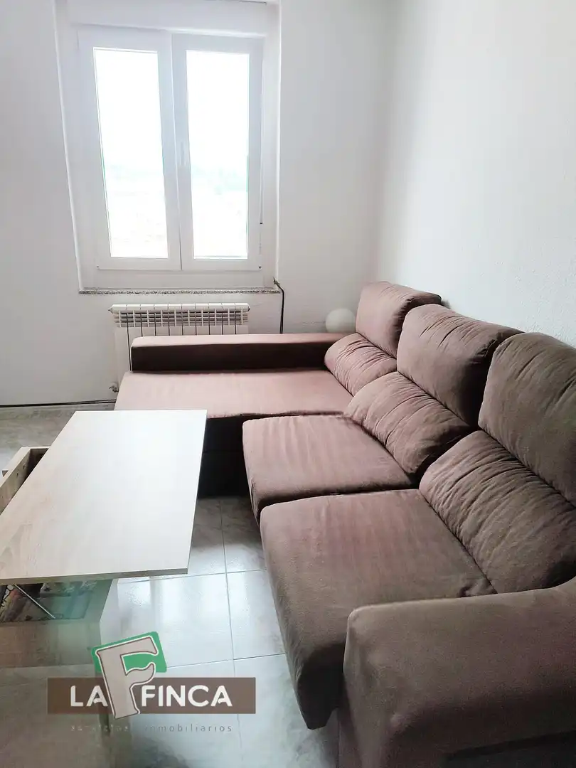 Sala d'estar de Pis en venda en Oviedo  amb Calefacció i Moblat