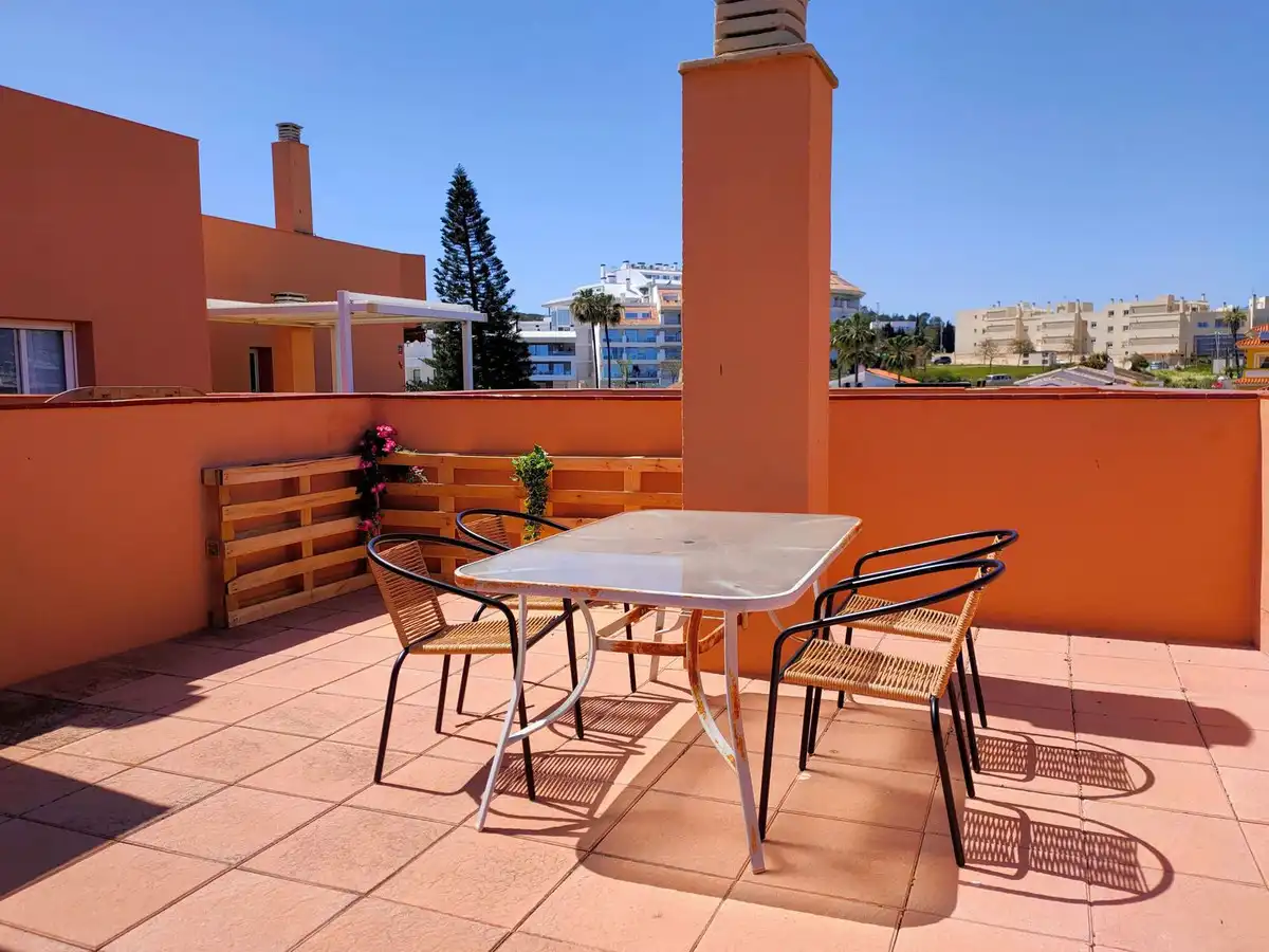 Terraza de Ático en venta en Fuengirola con Aire acondicionado, Amueblado y Piscina comunitaria