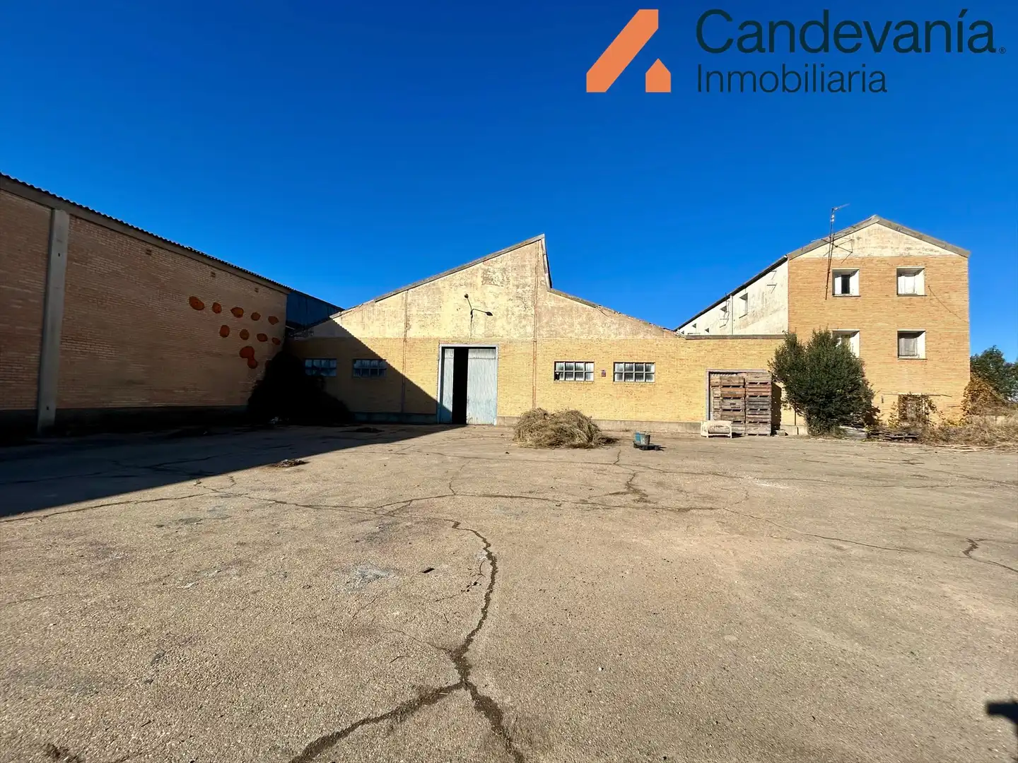 Vista exterior de Nave industrial en venta en Zuera
