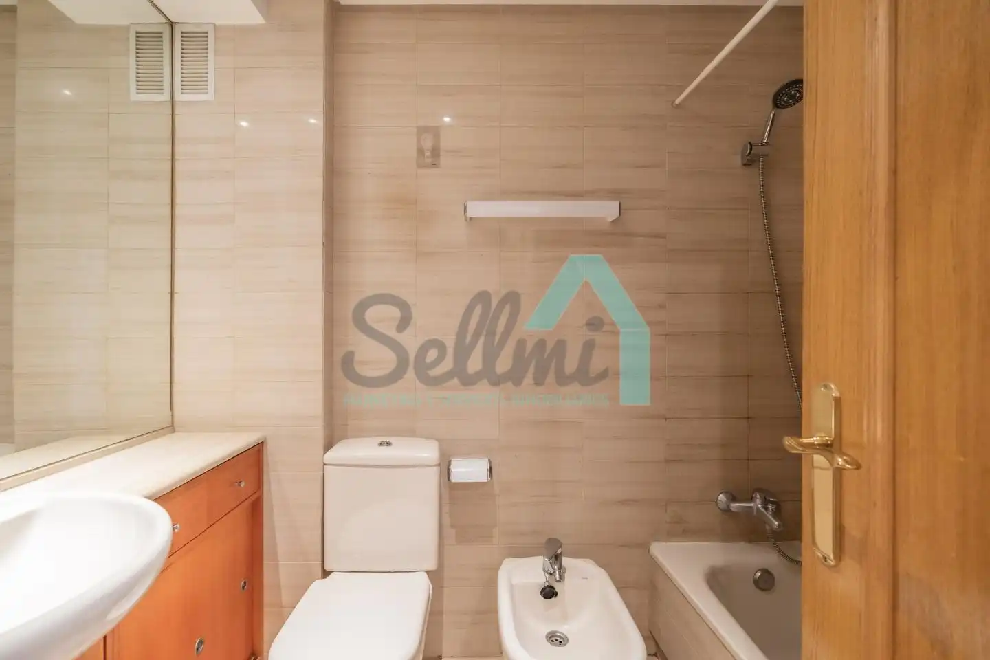 Baño de Piso de alquiler en Oviedo  con Calefacción, Parquet y Terraza