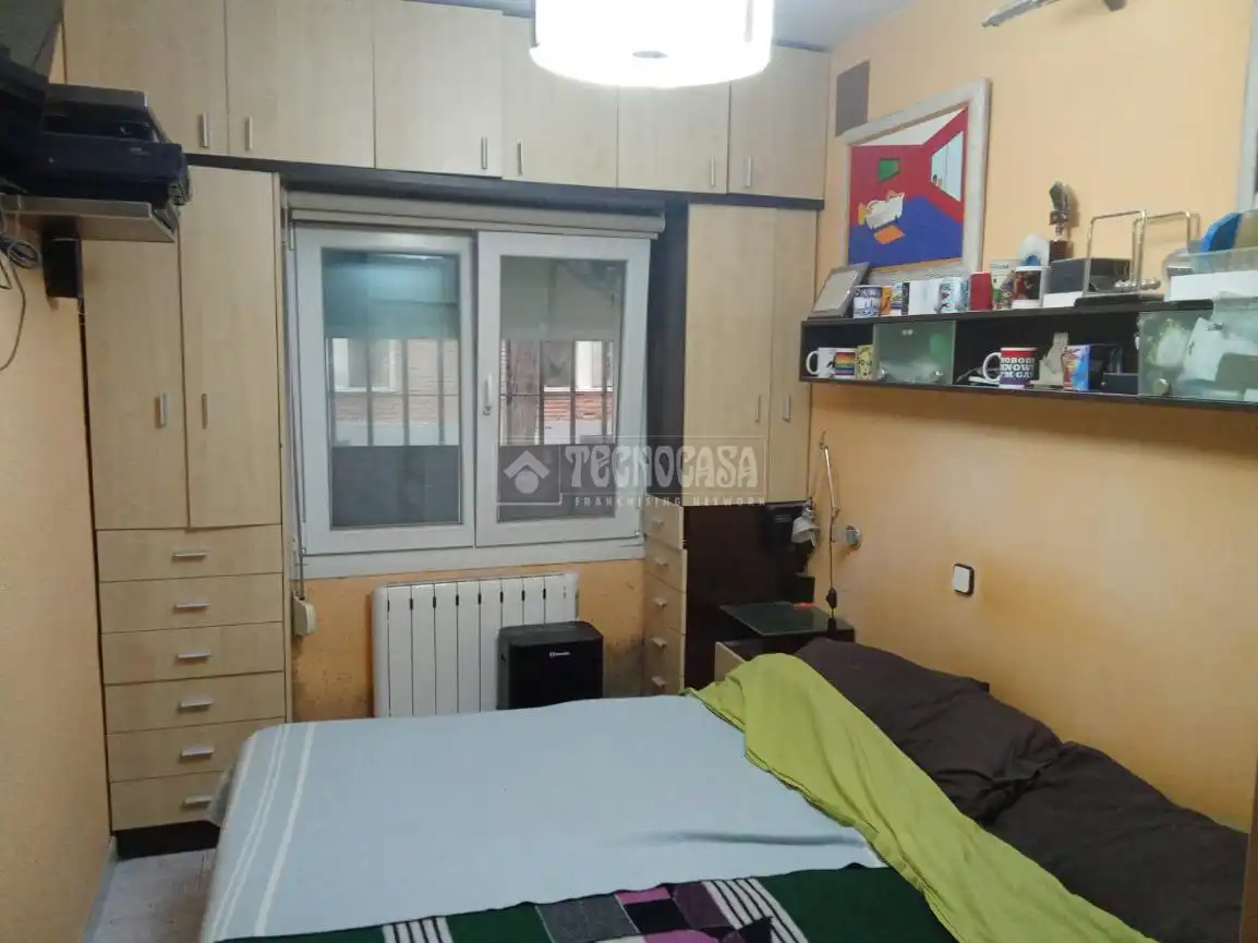 Bedroom of Flat for sale in Zaragoza  with Air Conditioner, Heating and Alarm
