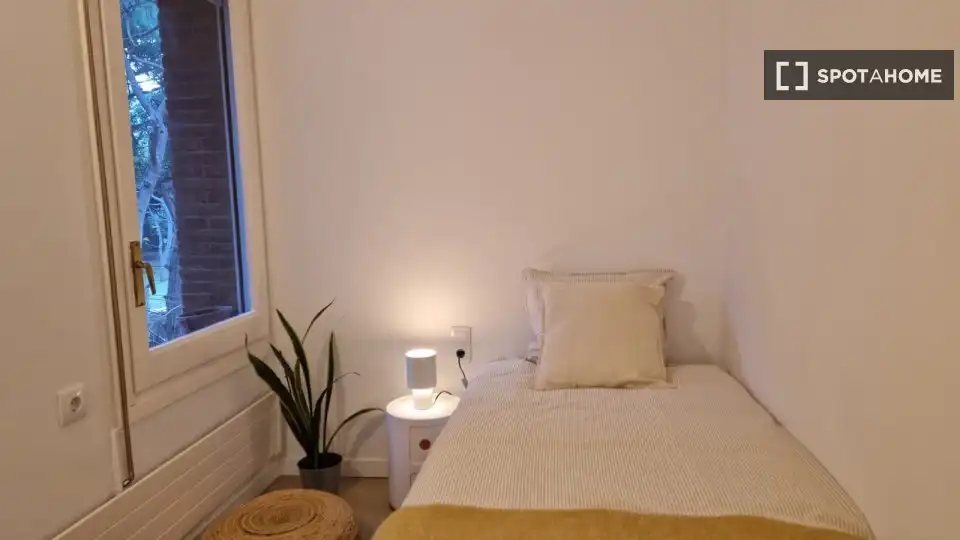 Dormitori de Apartament per a compartir en Gavà amb Aire condicionat, Terrassa i Moblat