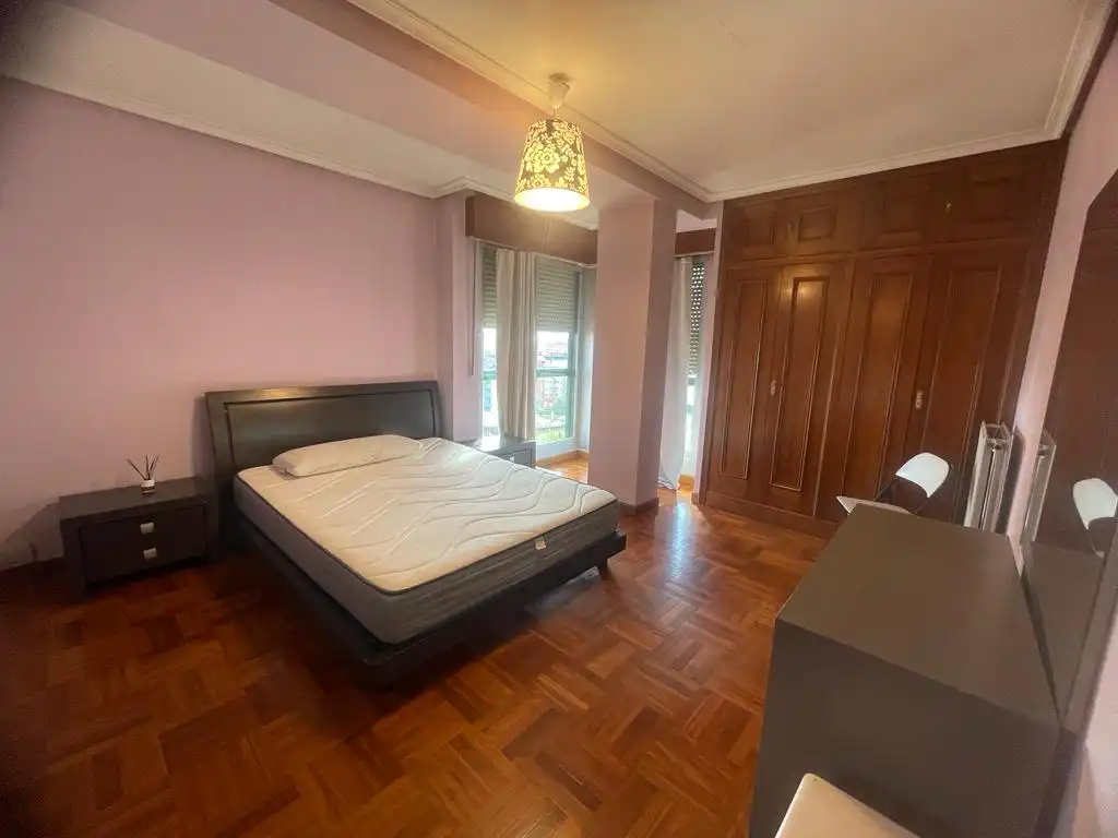 Dormitori de Apartament de lloguer en Burgos amb Calefacció i Moblat