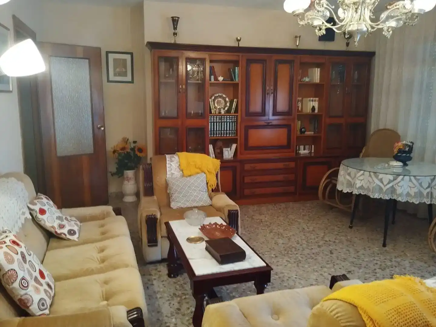 Sala d'estar de Pis de lloguer en Marmolejo amb Aire condicionat i Moblat