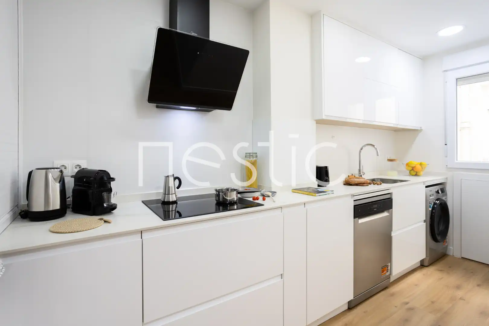 Cuina de Apartament de lloguer en Madrid amb Aire condicionat, Calefacció i Moblat