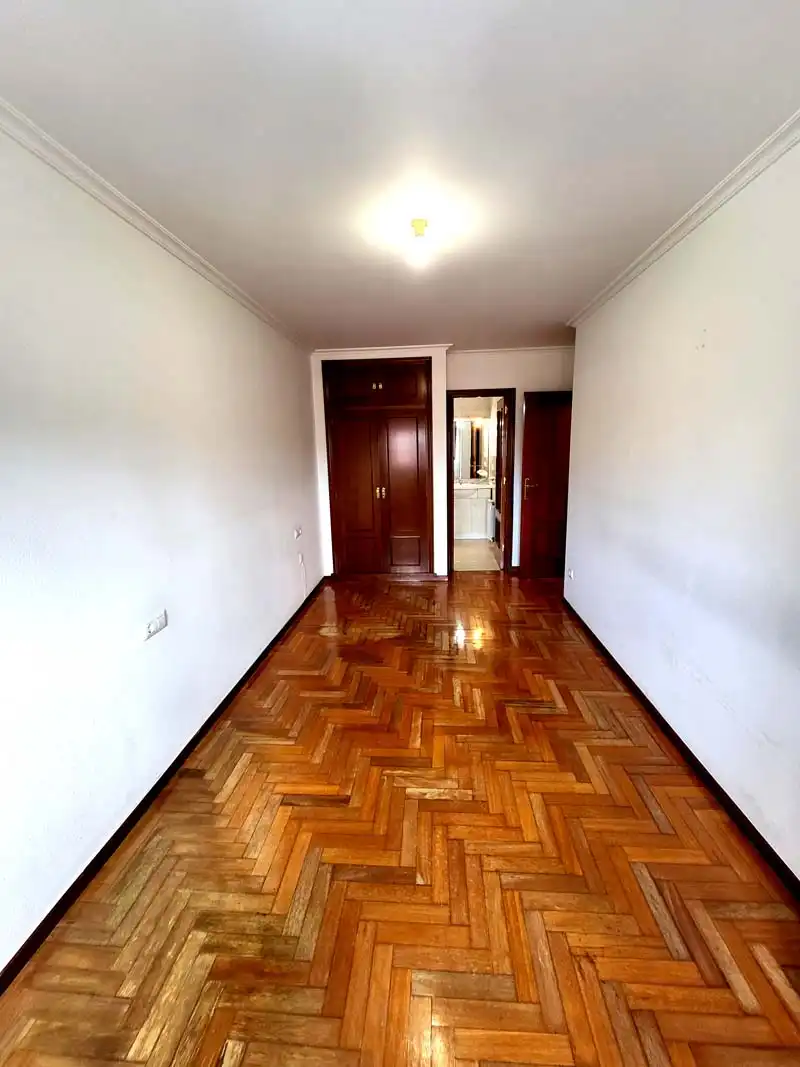 Dormitori de Pis de lloguer en Vigo  amb Calefacció, Parquet i Traster