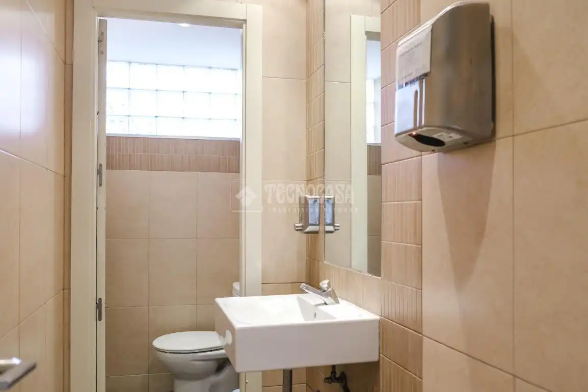 Bathroom of Commercial properties for sale in Madrid  with Air Conditioner and Terrace