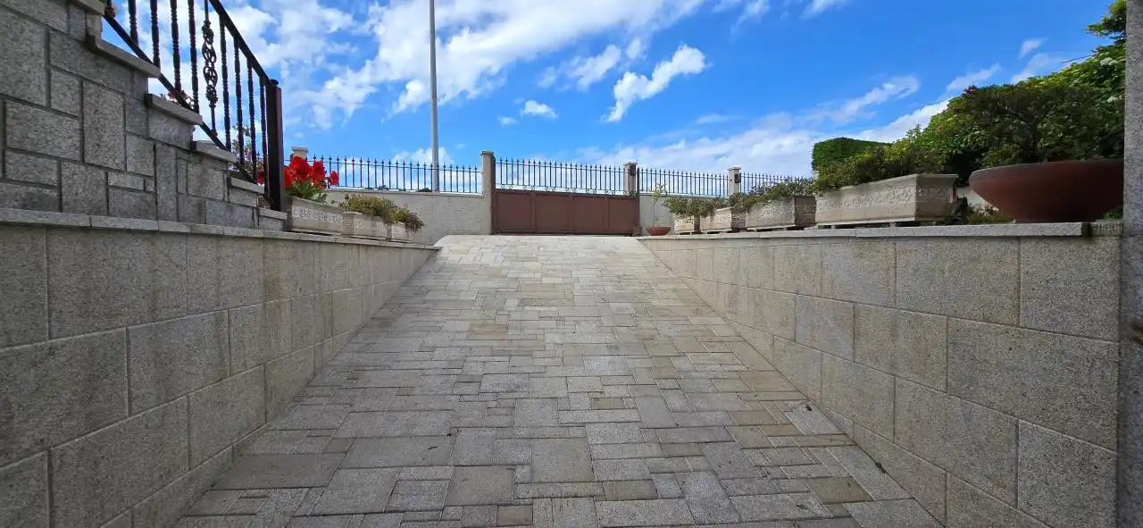 Vista exterior de Casa o xalet en venda en Vilagarcía de Arousa amb Calefacció, Jardí privat i Terrassa