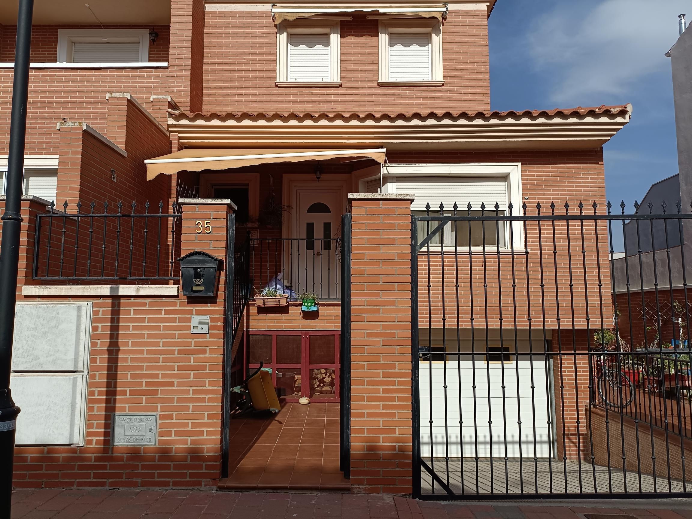 Vista exterior de Casa adosada en venda en La Roda amb Aire condicionat, Calefacció i Jardí privat