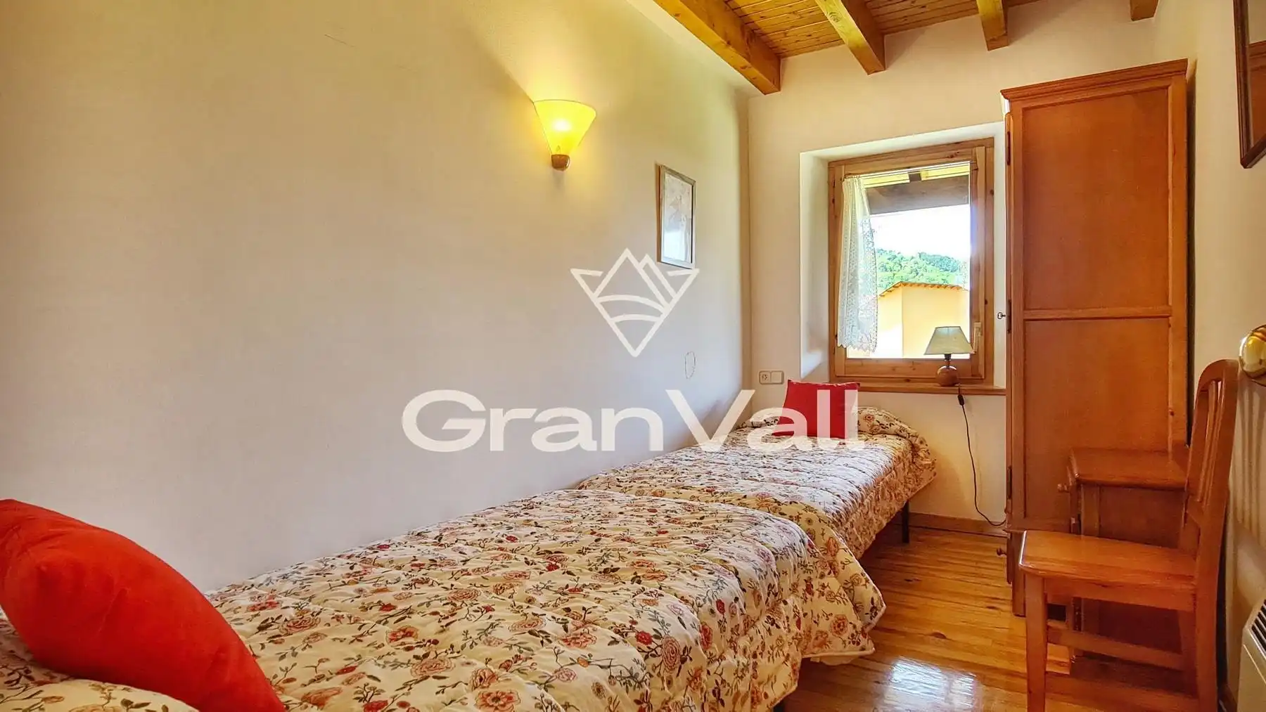Sala d'estar de Casa adosada en venda en Puigcerdà amb Calefacció, Jardí privat i Parquet