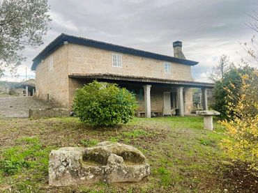 Casa rústica amb jardí en venda a San Cibrao das Viñas