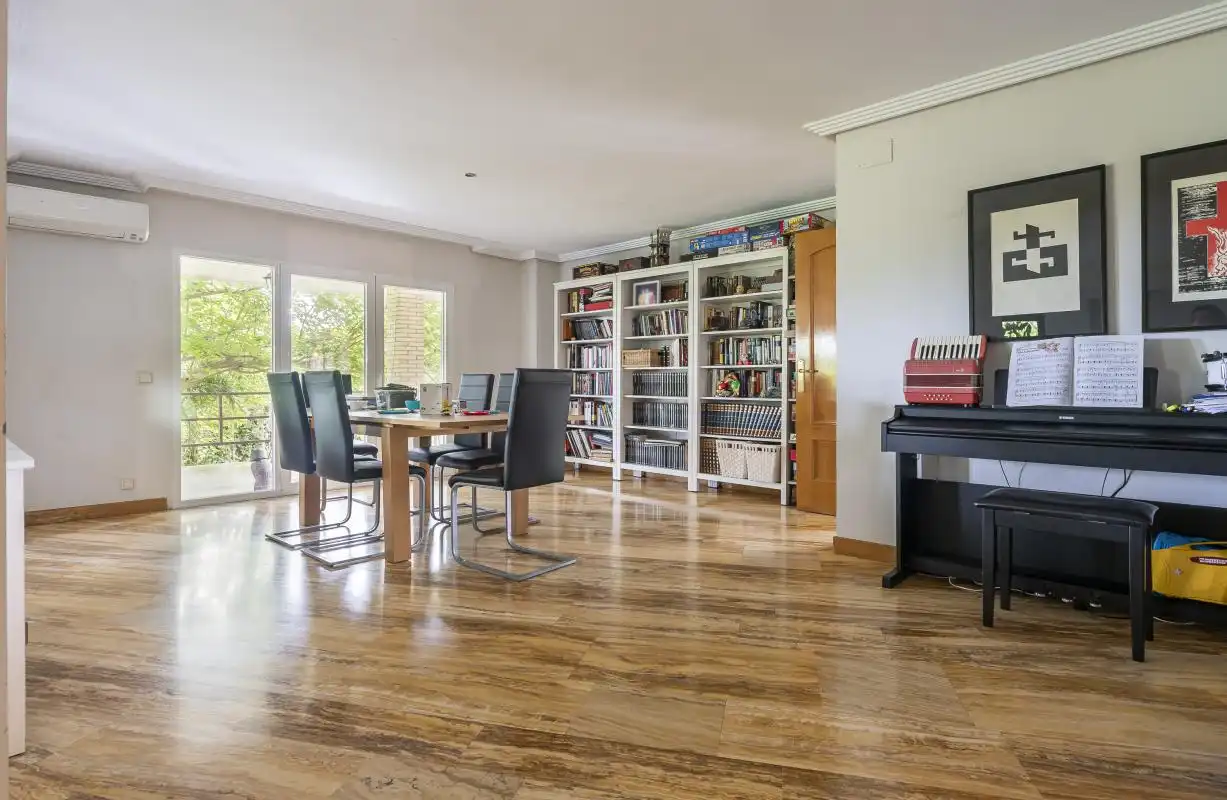 Comedor de Casa o chalet en venta en Boadilla del Monte con Aire acondicionado, Calefacción y Jardín privado