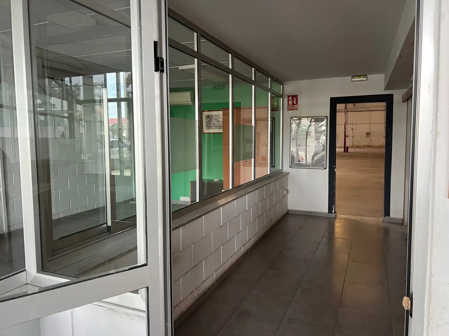 Nau industrial de lloguer en Quart de Poblet amb Alarma