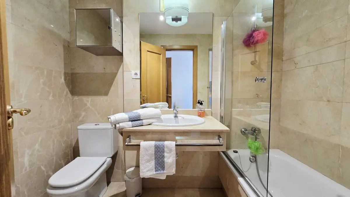 Bathroom of Apartments for rent in Marbella  with Air Conditioner, Terrace and Community pool