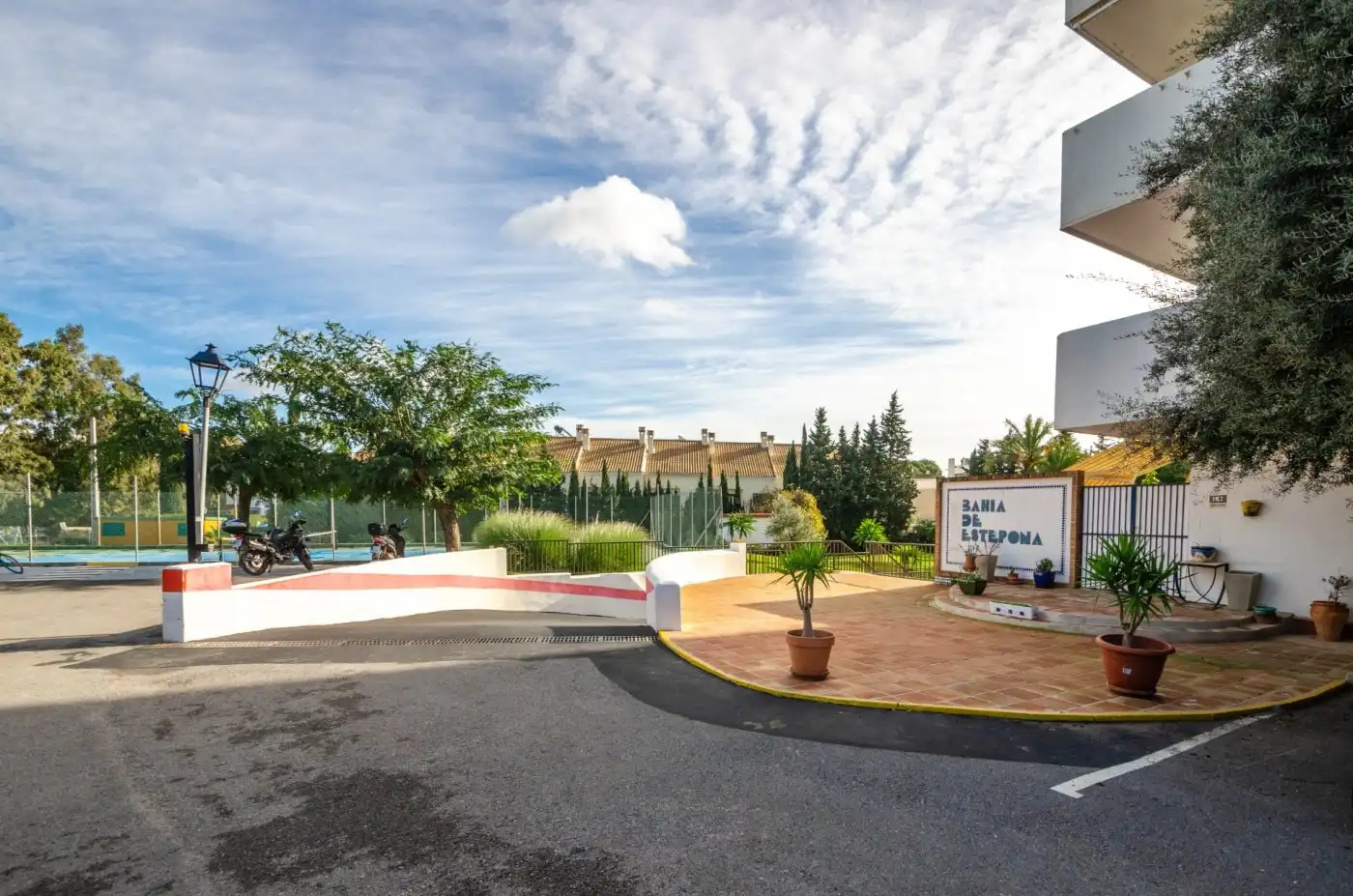 Vista exterior de Àtic en venda en Estepona amb Aire condicionat, Jardí privat i Terrassa