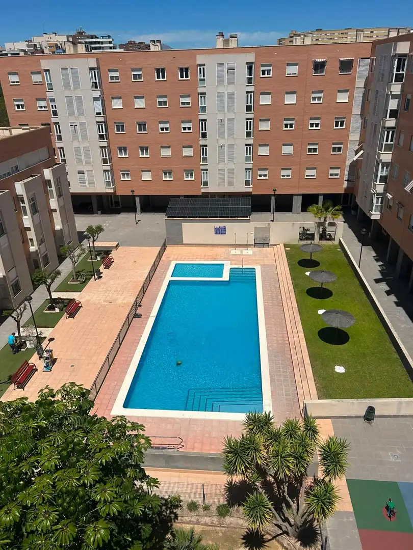 Piscina de Pis en venda en Alicante / Alacant amb Aire condicionat, Jardí privat i Traster