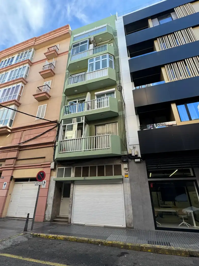 Vista exterior de Estudi en venda en Las Palmas de Gran Canaria amb Aire condicionat i Moblat