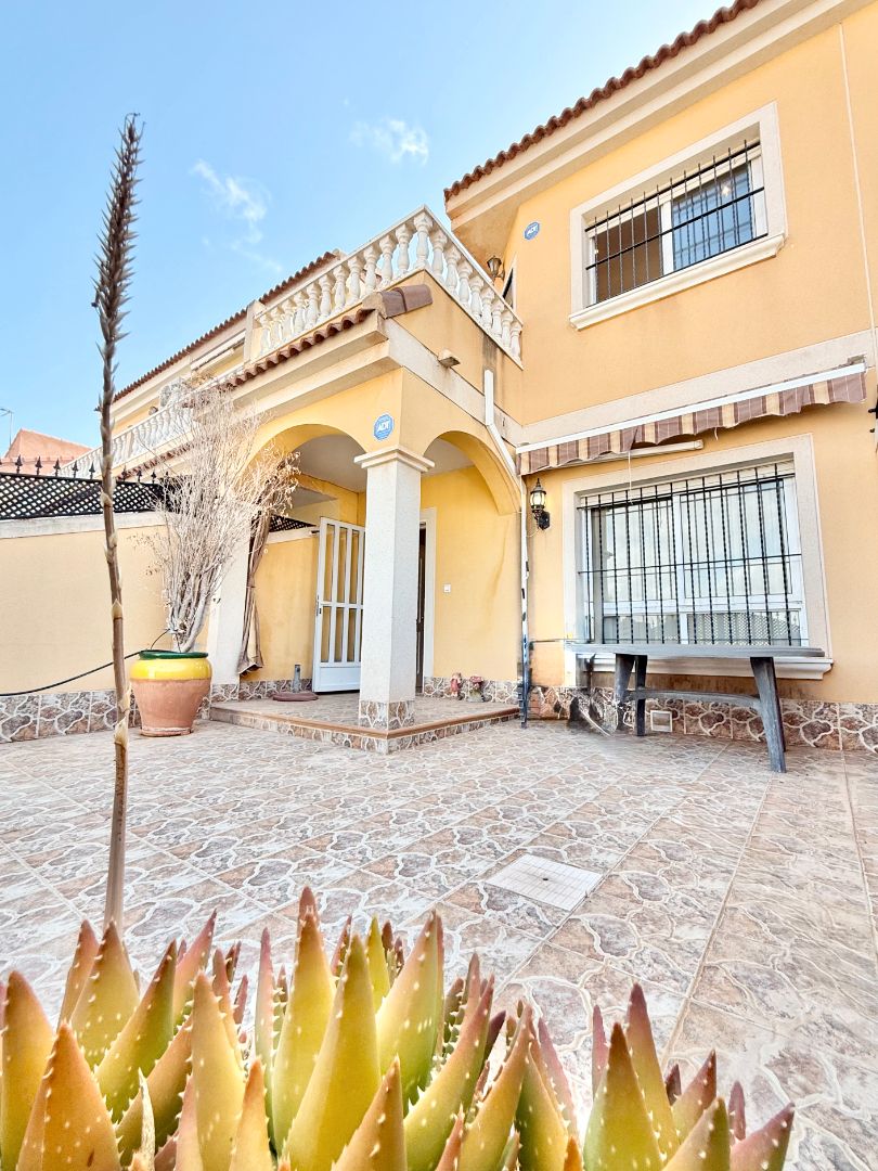 Vista exterior de Casa adosada en venda en San Pedro del Pinatar amb Aire condicionat, Jardí privat i Terrassa