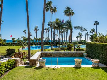 Baixos amb piscina en venda a Nueva Andalucía