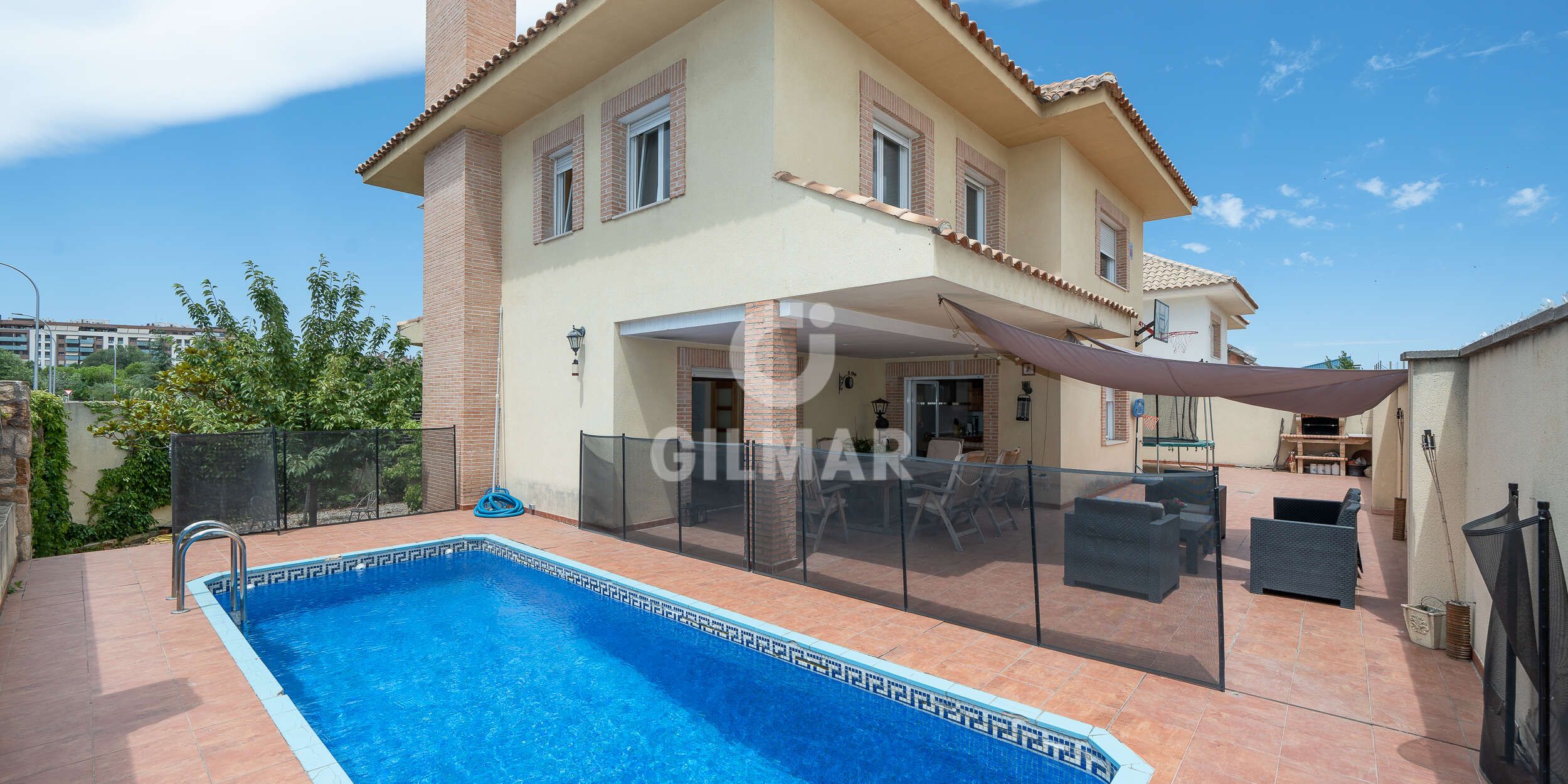 Vista exterior de Casa o xalet en venda en  Madrid Capital amb Calefacció, Jardí privat i Piscina