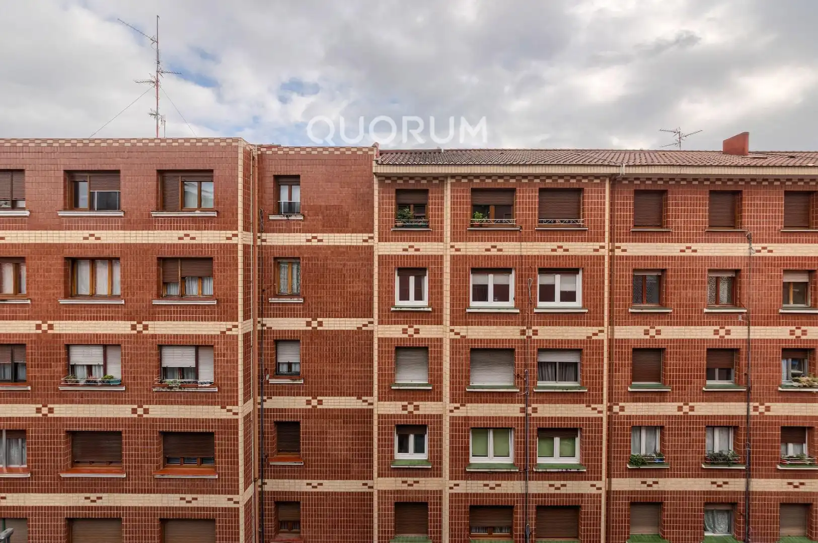 Vista exterior de Pis en venda en Basauri  amb Calefacció i Parquet