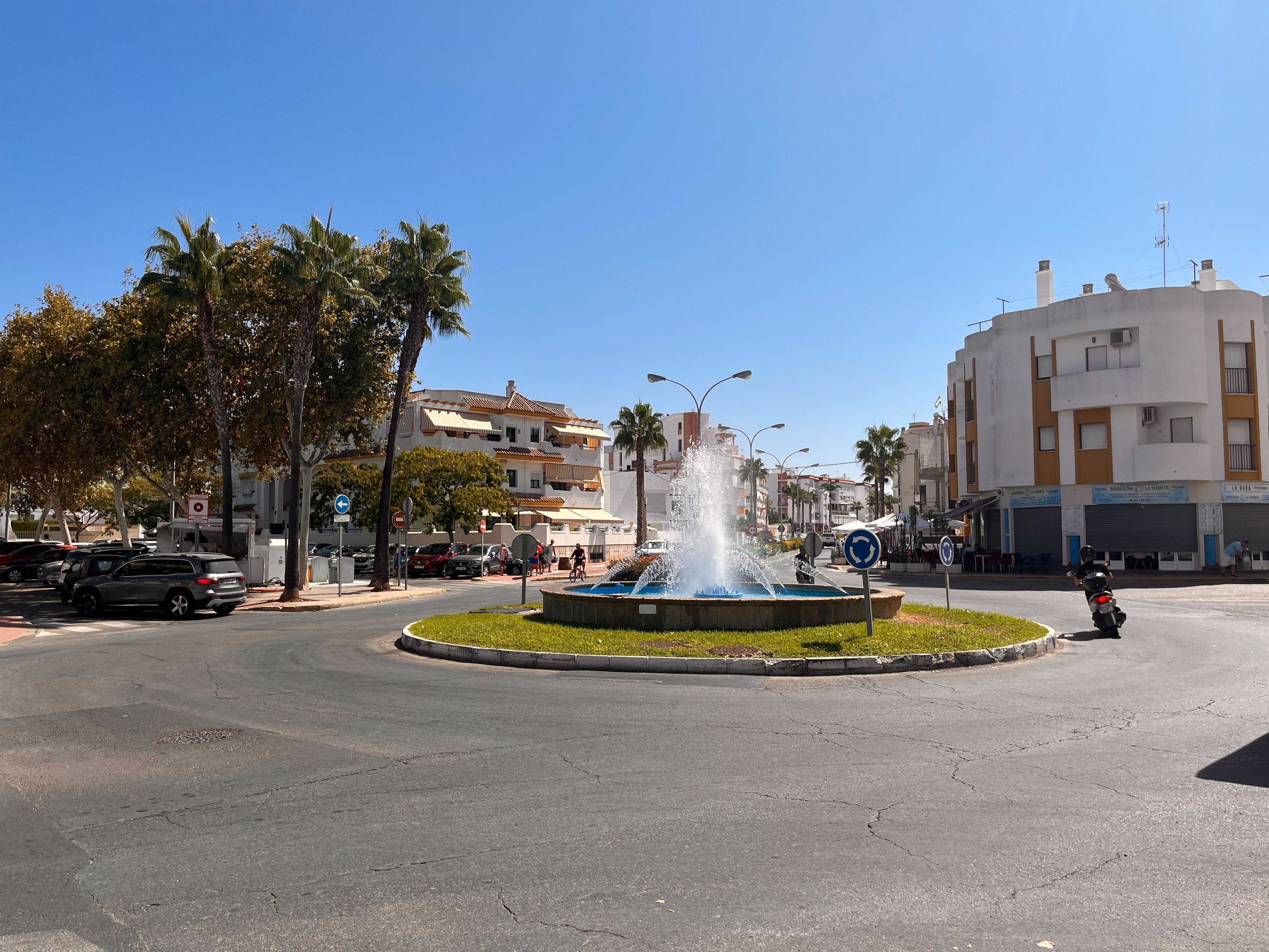 Vista exterior de Casa o xalet en venda en Rota amb Jardí privat, Terrassa i Traster