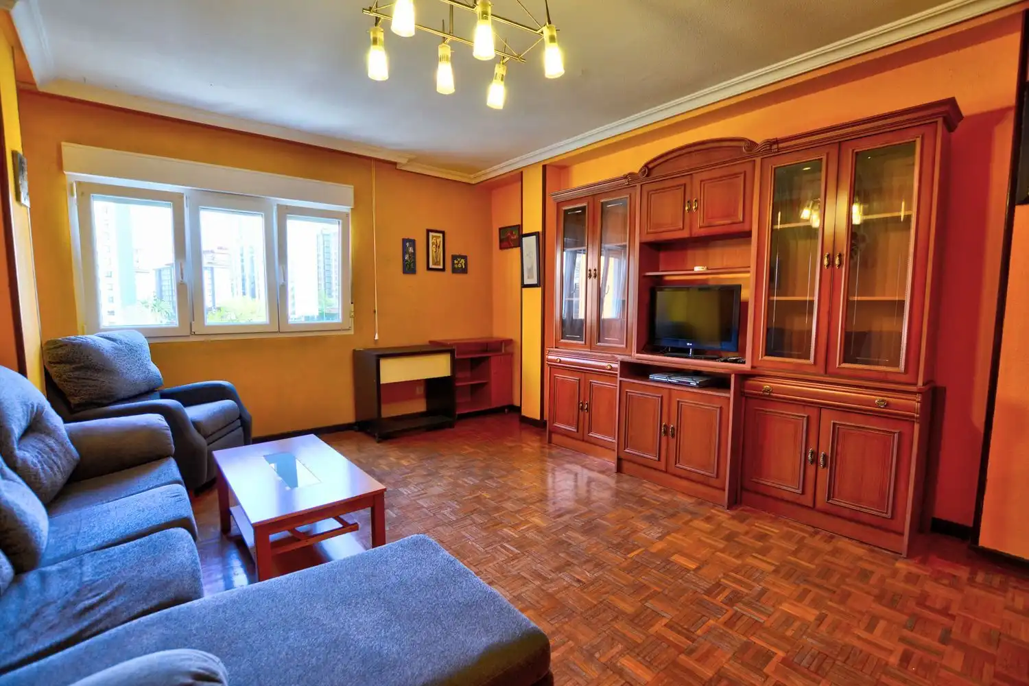 Sala d'estar de Pis en venda en Gijón  amb Traster i Piscina