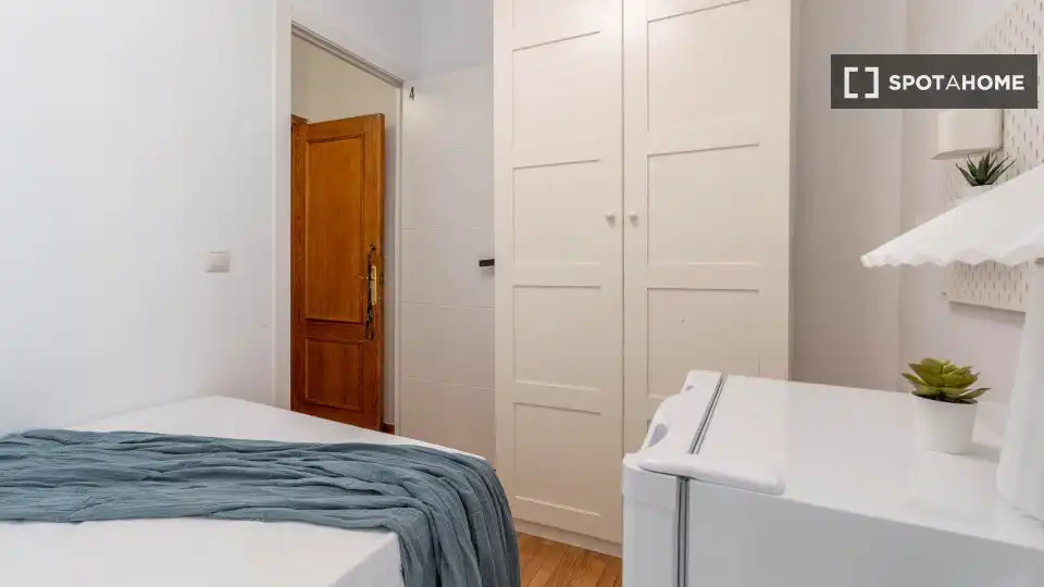 Bedroom of Flat for rent in Madrid  with Air Conditioner, Heating and Furnished