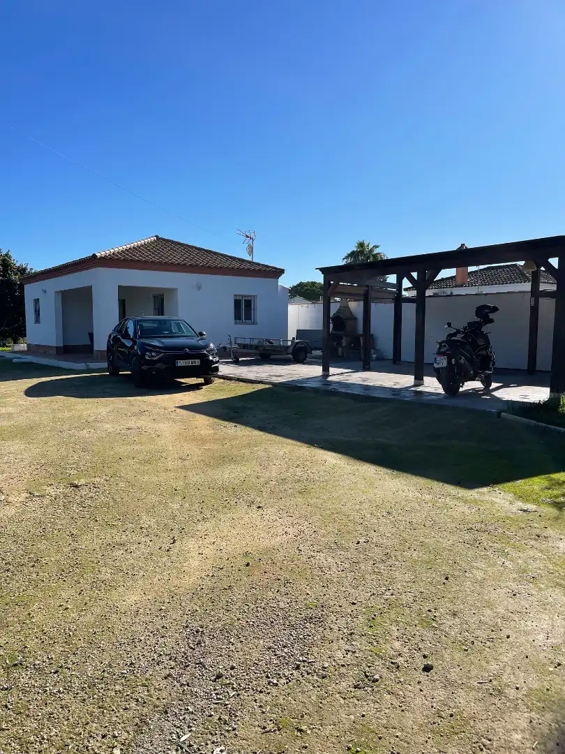 Vista exterior de Casa o xalet en venda en Chiclana de la Frontera amb Calefacció, Jardí privat i Moblat