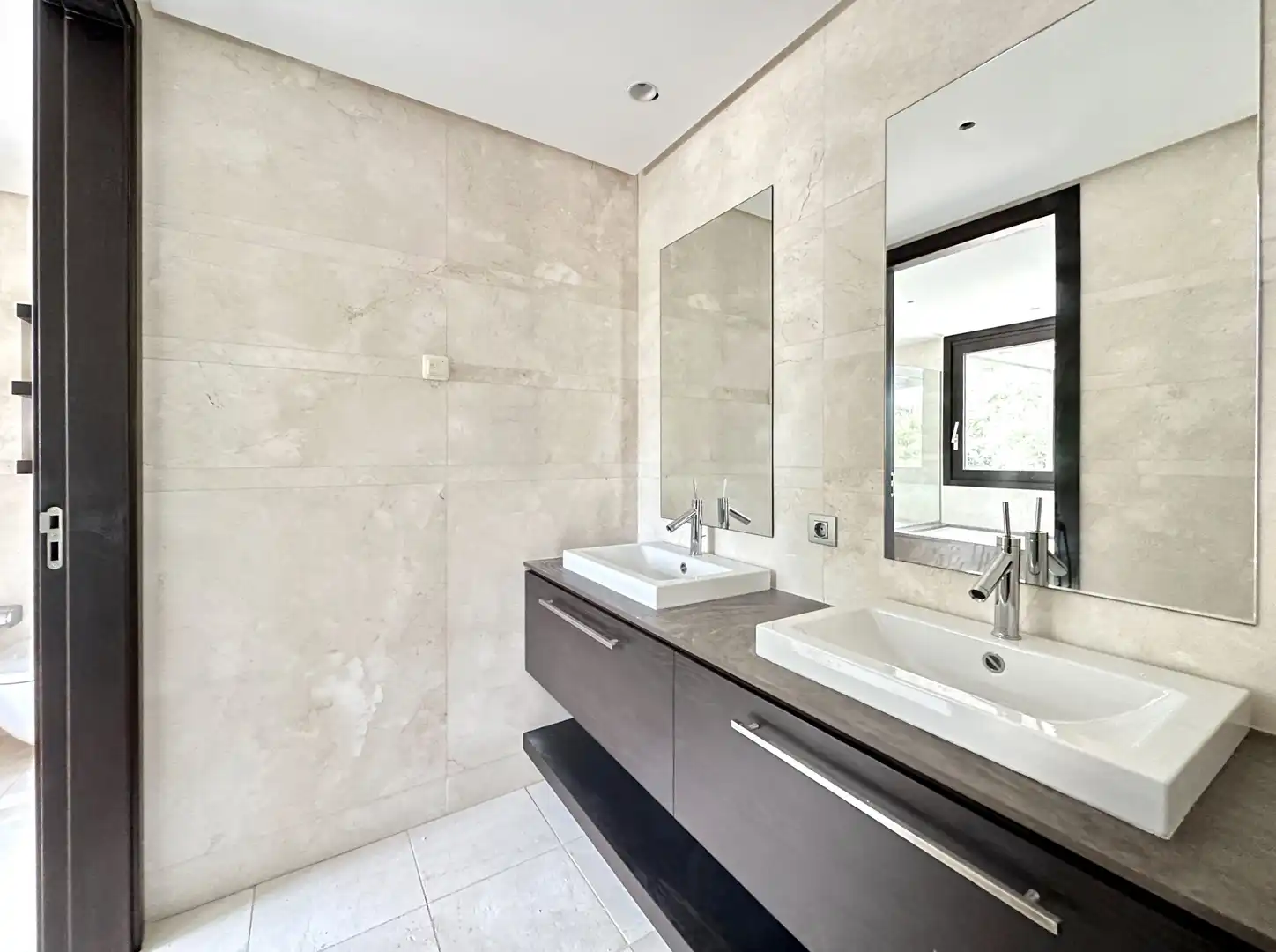 Badezimmer von Maisonette zum Verkauf in Sotogrande mit Klimaanlage, Privatgarten und Terrasse