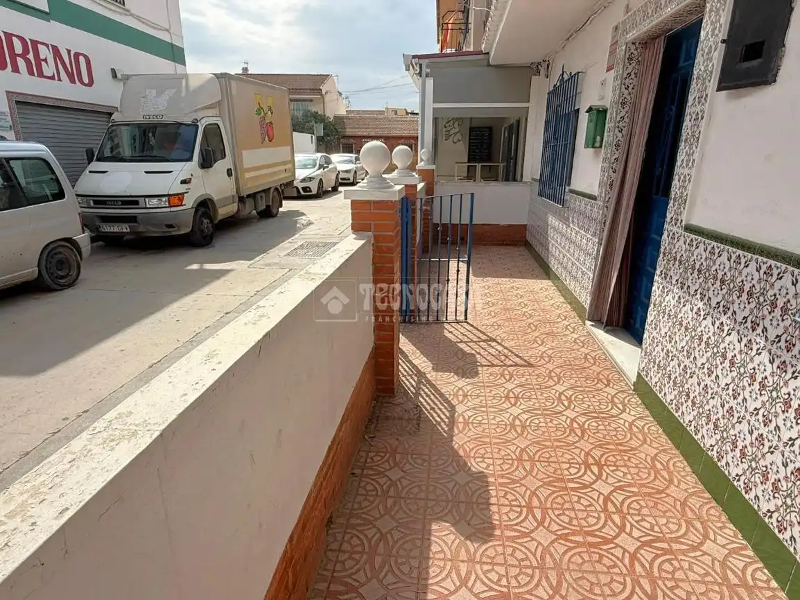 Vista exterior de Casa adosada en venda en Málaga amb Jardí privat