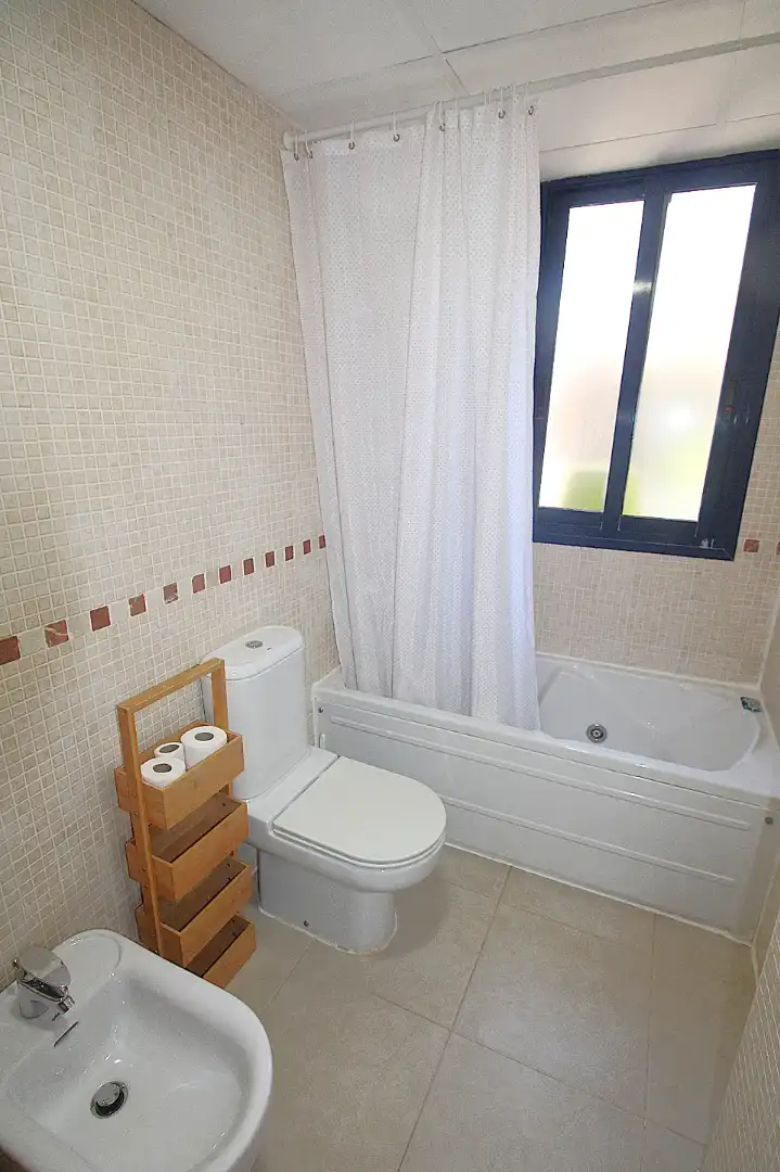 Baño de Apartamento en venta en Dénia con Aire acondicionado, Terraza y Amueblado