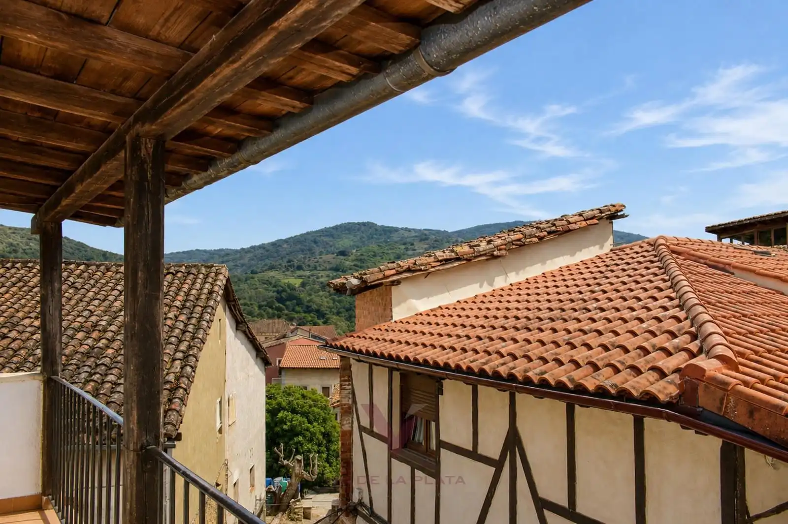 Außenansicht von Einfamilien-Reihenhaus zum Verkauf in San Esteban de la Sierra mit Heizung, Terrasse und Möbliert
