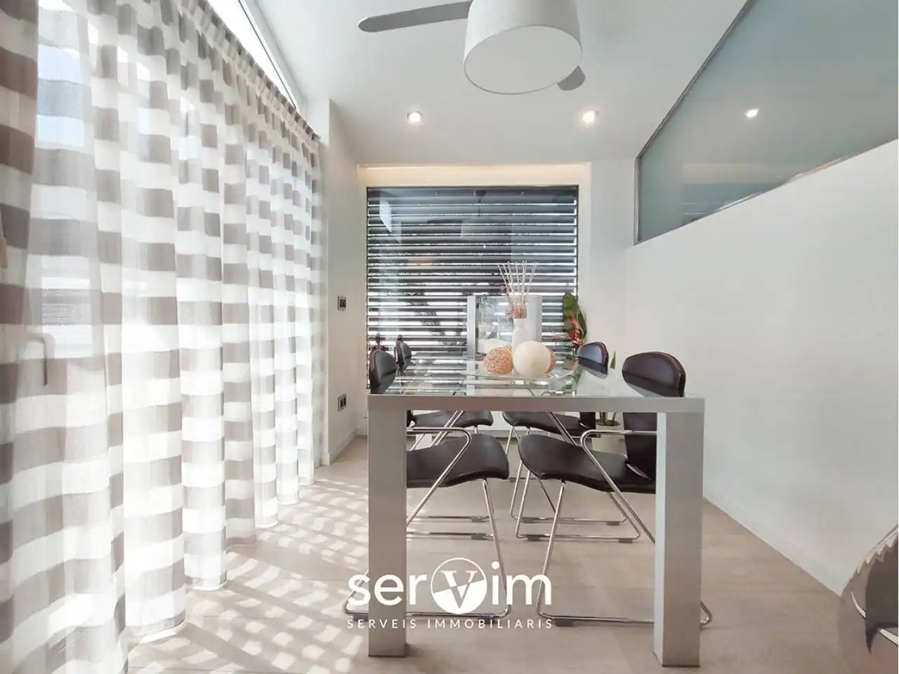 Comedor de Casa adosada en venta en Girona con Aire acondicionado, Calefacción y Jardín privado