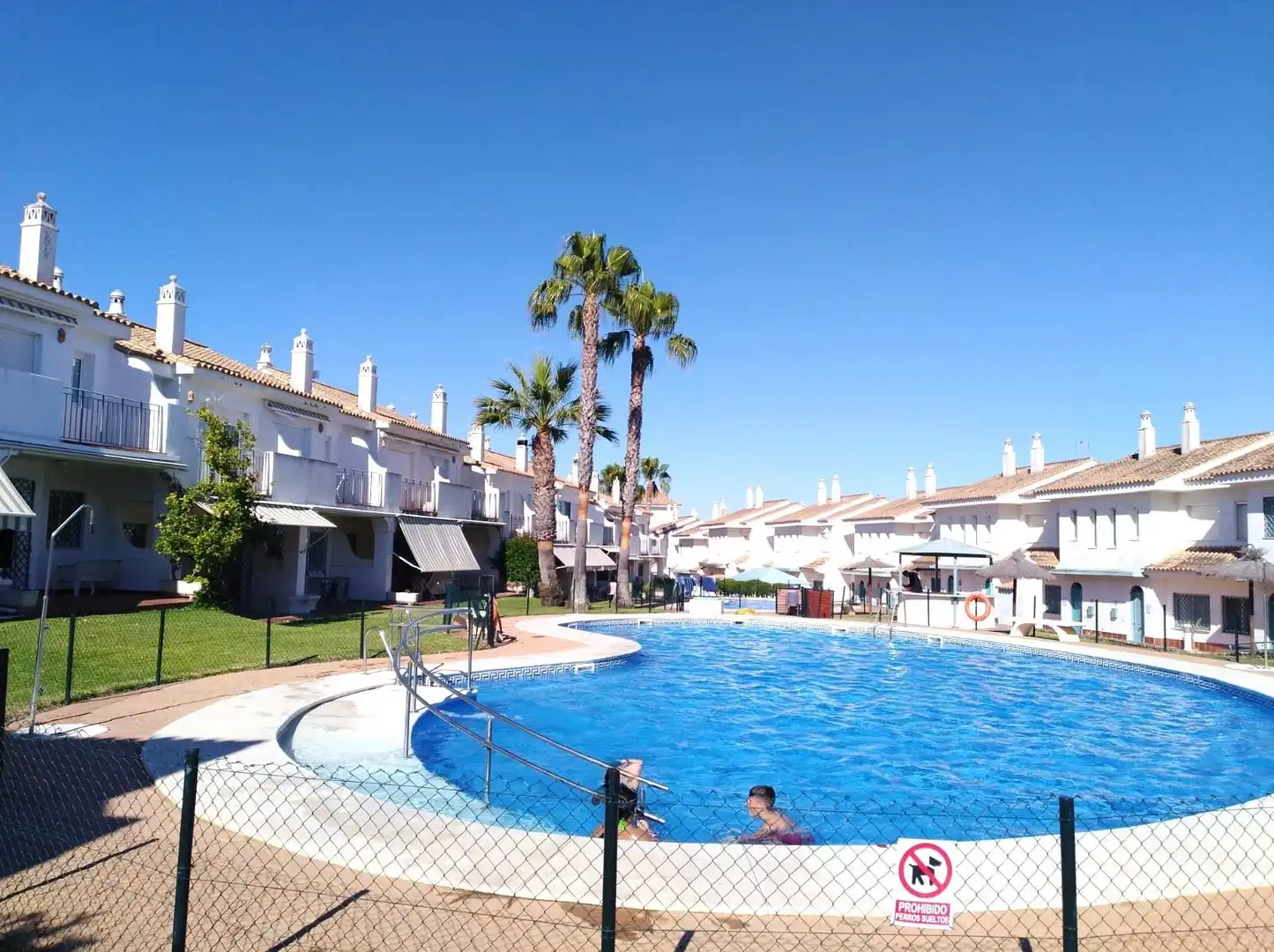 Piscina de Casa adosada en venta en El Portil con Calefacción, Terraza y Amueblado