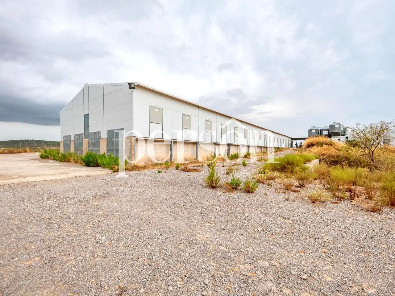 Vista exterior de Nau industrial en venda en Casinos