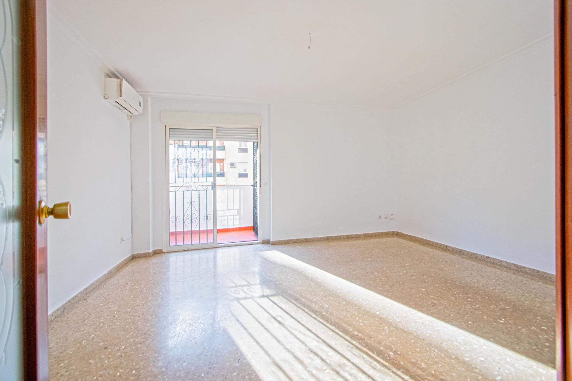 Bedroom of Flat for sale in  Sevilla Capital  with Air Conditioner, Terrace and Community pool