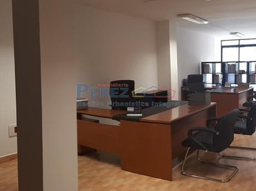 Office space with lift to rent in Fene