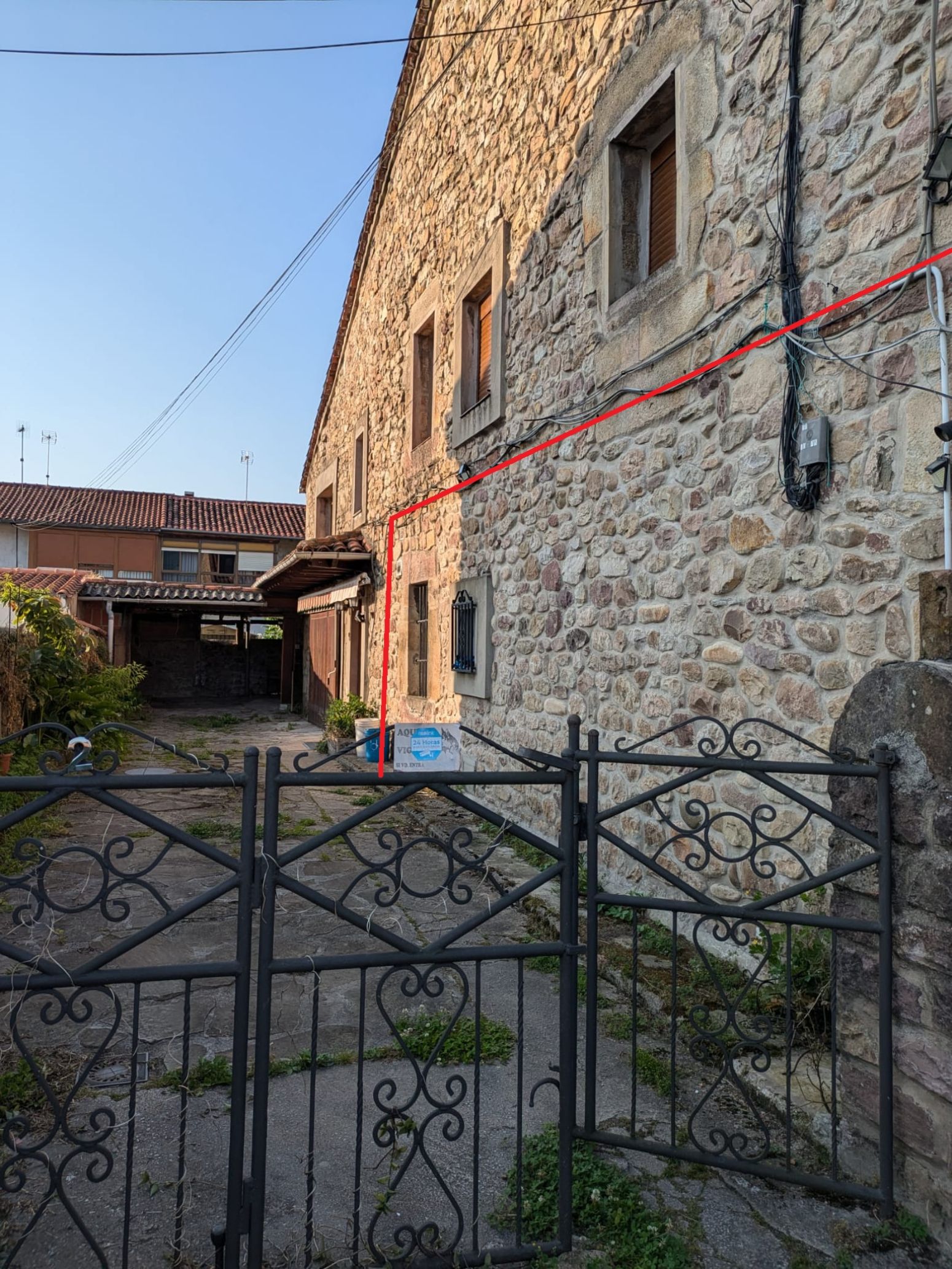 Vista exterior de Casa adosada en venda en Los Corrales de Buelna  amb Jardí privat i Parquet