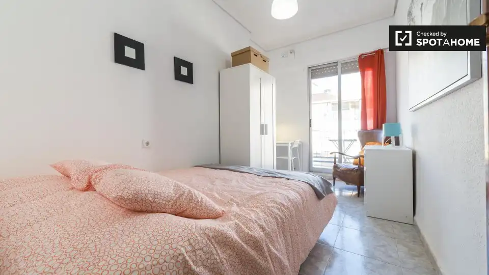 Schlafzimmer von Wohnung zur untervermieten in Valencia mit Klimaanlage, Heizung und Möbliert