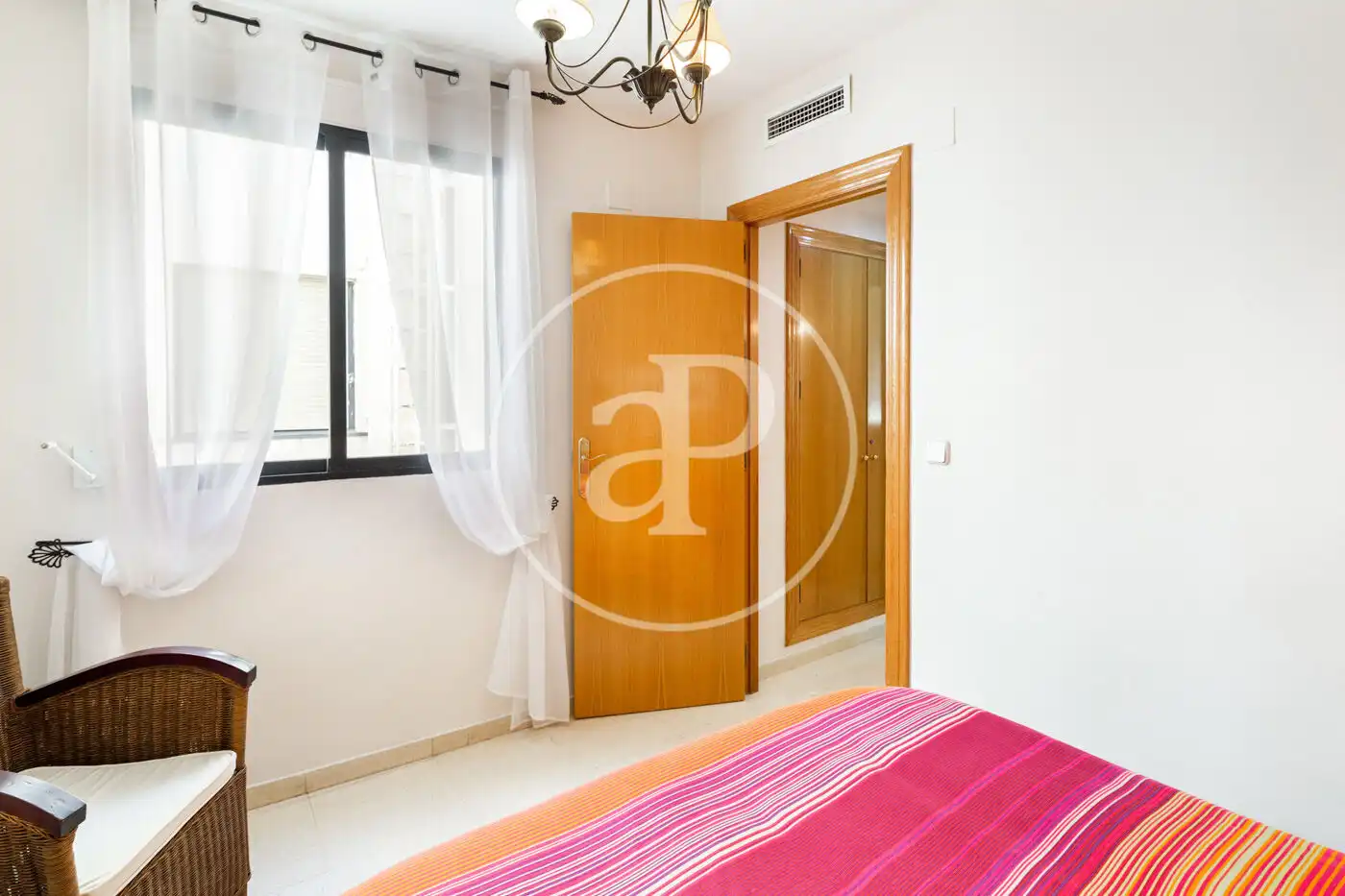 Habitación de Dúplex de alquiler en Valencia con Aire acondicionado, Calefacción y Amueblado