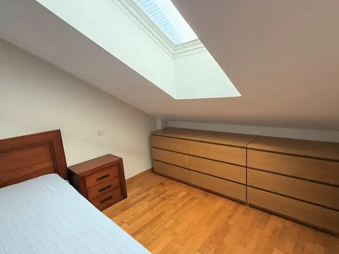 Schlafzimmer von Dachboden zur Miete in Zaratán mit Schwimmbad