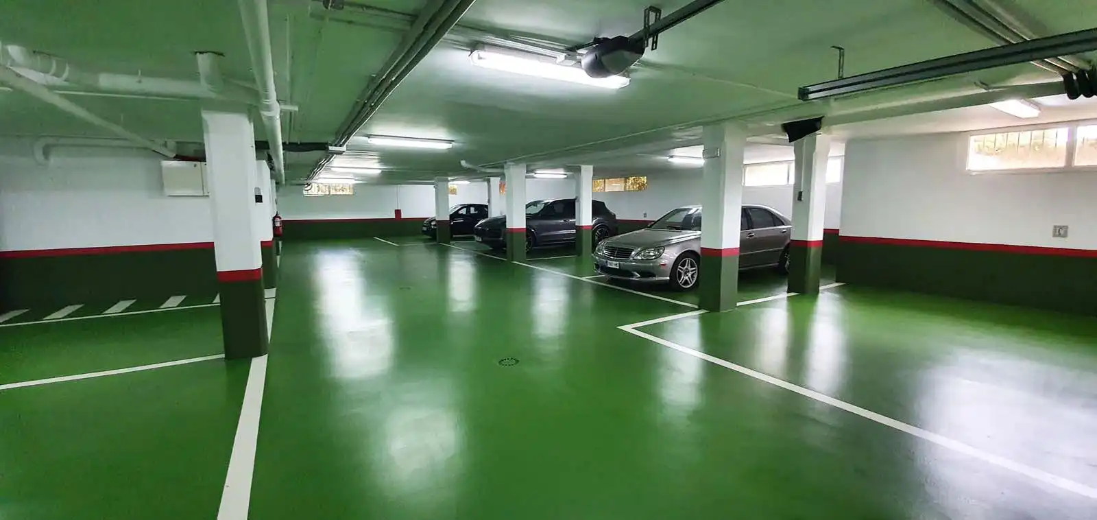 Parkplatz von Wohnungen zum Verkauf in Marbella mit Klimaanlage, Terrasse und Abstellraum