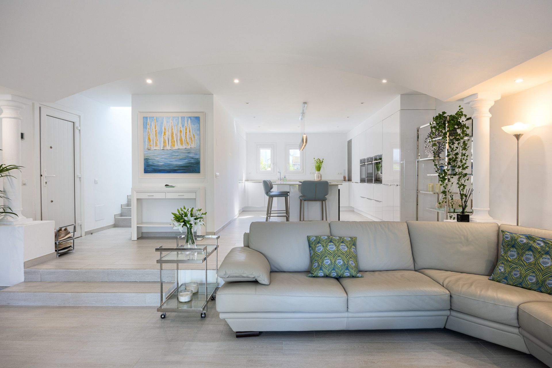 Sala d'estar de Casa adosada en venda en Estepona amb Aire condicionat, Terrassa i Piscina