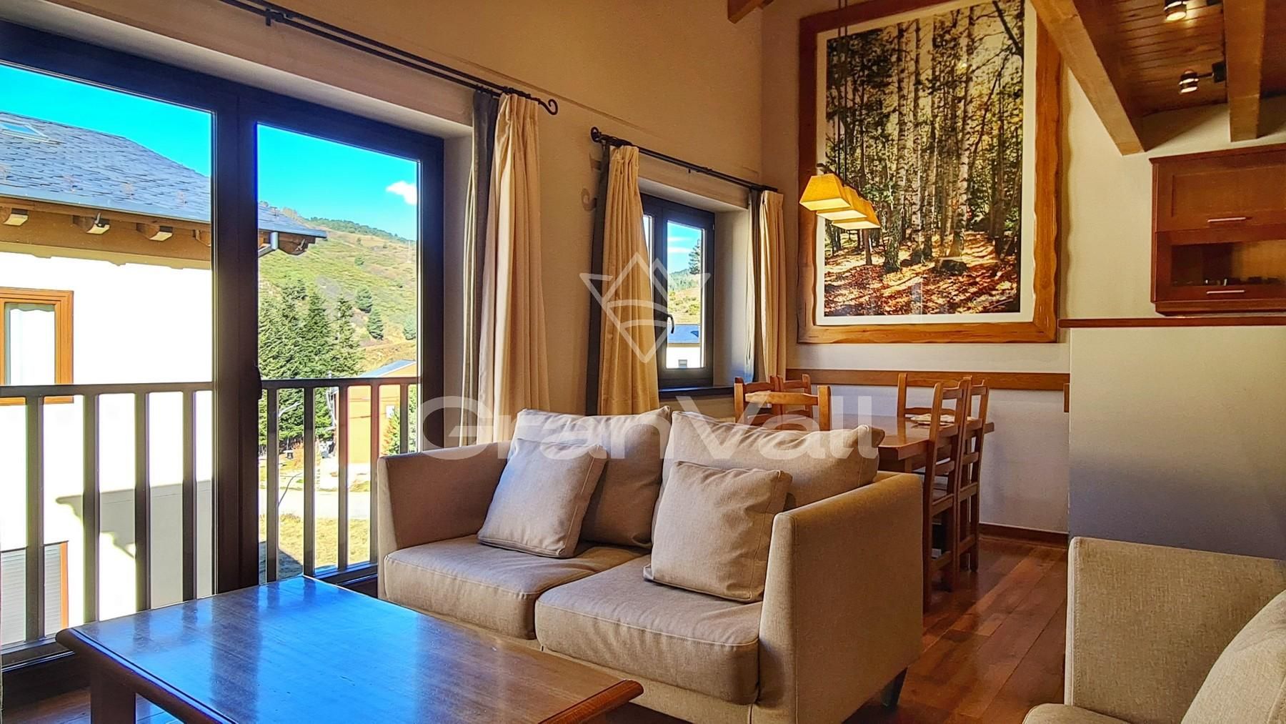 Sala d'estar de Dúplex en venda en Alp amb Calefacció, Traster i Moblat